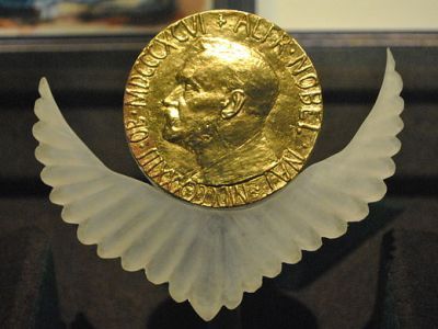   . : https://en.wikipedia.org/wiki/File:Medal_Nobel_Peace_Prize.jpg