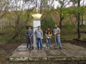 Приморские комсомольцы восстановили памятник Сергею Лазо на острове Русский