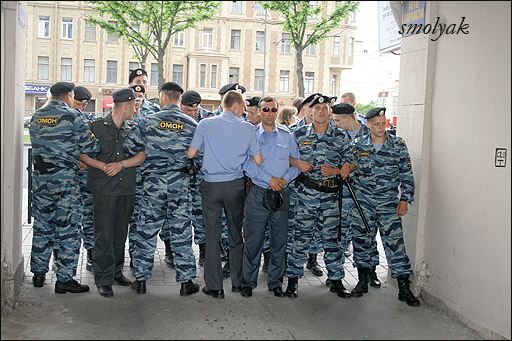 Живой щит из сотрудников милиции