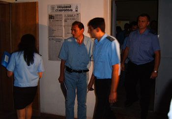 Приставы в помещении КПРФ