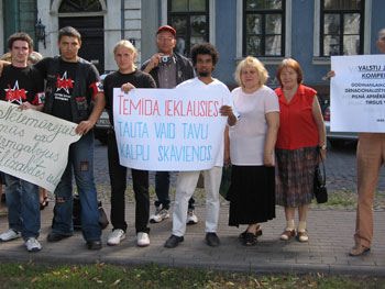 Пикет НБП и АКМ в Риге