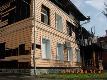 Вид на сгоревший офис Едра