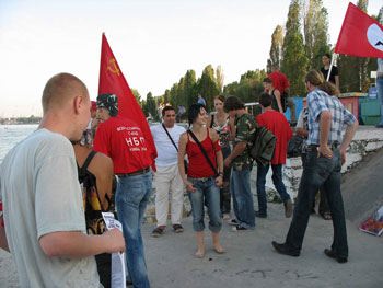 Наша Боевая Подруга на пикете
