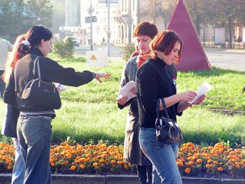 Раздача листовок против автоматов