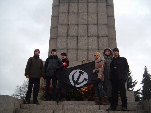 Нацболы Ульяновска у памятника Вождю