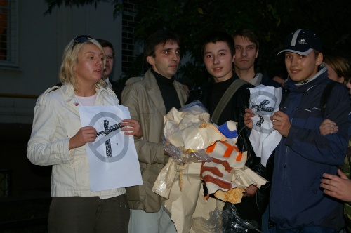 Маршала Бирюзова: порванный плакат