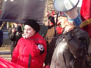 Нацболы на шествии в Красноярске