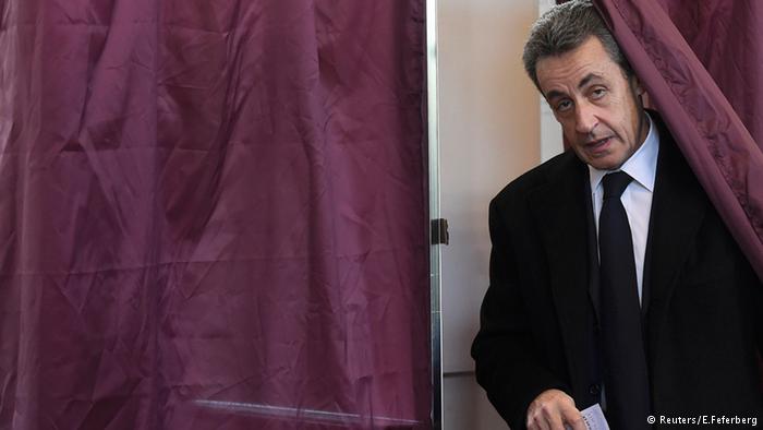 Николя Саркози на избирательном участке Николя Саркози на избирательном участке