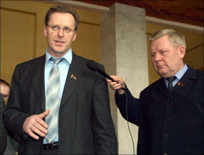 Депутаты Владимир Парфенович и Валерий Фролов, 27 февраля 2003 г.