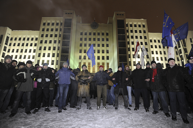 На сей раз Плошчи – местного Майдана – не планируется. Слиш- ком высокую цену оппозиция заплатила за протесты 2010 года: было задержано около 700 человек, в т.ч. 7 кандидатов в пре- зиденты. Один из них, Николай Статкевич, находится в тюрьме до сих пор Алексей Филиппов/ТАСС