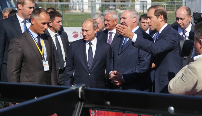 Денис Мантуров ознакомился с экспозицией выставки в рамках Второго форума регионов России и Белоруссии Денис Мантуров ознакомился с экспозицией выставки в рамках Второго форума регионов России и Белоруссии