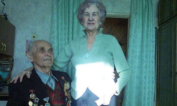 На фото: Участник Сталинградской битвы Валентин Шевченко с супругой