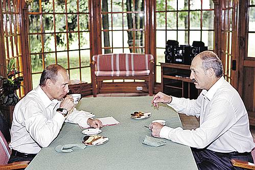 Даже в самые непростые моменты государственных отношений президенты Владимир Путин (слева) и Александр Лукашенко (справа) оставались союзниками.