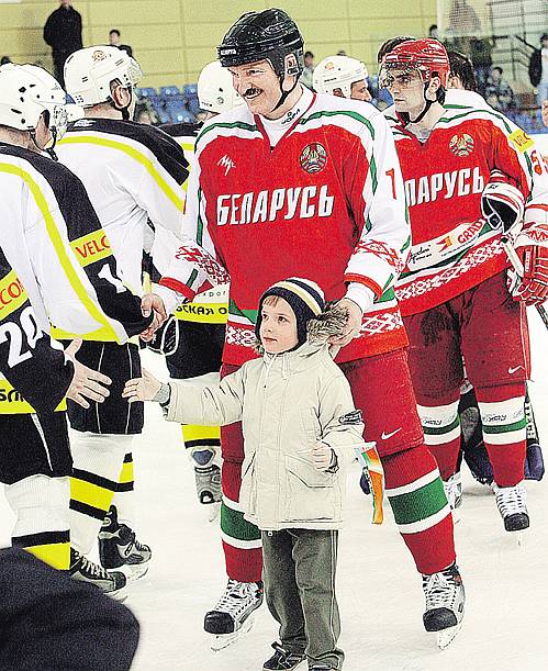 У белорусского президента (на фото вместе с сыном Колей) «отдых трудный» - то хоккей, то лыжи...