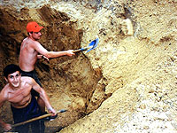 На западе Москвы провалилась дорога