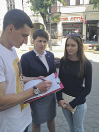 Татьяна Короткевич (в центре) пользуется популярностью у белорусской молодежи. Фото с сайта www.bsdp.org Татьяна Короткевич (в центре) пользуется популярностью у белорусской молодежи. Фото с сайта www.bsdp.org