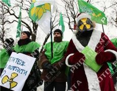 Возле Верховной Рады захоронили «радиоактивные отходы»