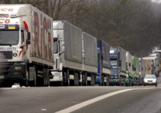 В Запытове стоят фуры с пестицидами со всей Украины