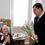 Одесские депутаты навестили пенсионерок из дома престарелых
