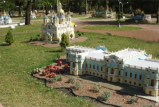 Столичные власти требуют вернуть мусоросвалку на место парка