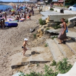 Жители Черноморки требуют вмешательства властей: общественный пляж приходит в негодность