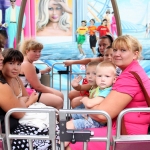 Дети и вспомнившие детство родители: школьники Киевского района посетили луна-парк