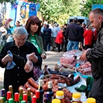 Жители Киевского района запаслись продуктами по ценам производителей