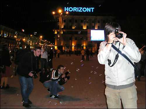 Октябрьская площадь - больше трех не собираться?