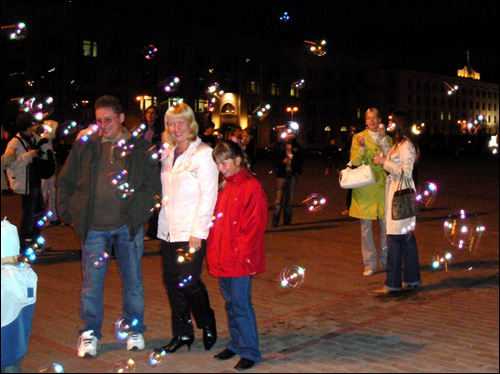 Октябрьская площадь - больше трех не собираться?