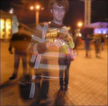 Октябрьская площадь - больше трех не собираться?