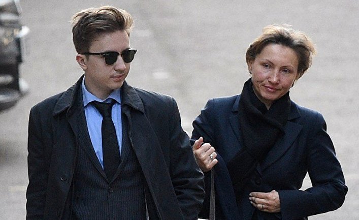 Марина Литвиненко с сыном Анатолием прибывают в Королевский суд в Лондоне Марина Литвиненко с сыном Анатолием прибывают в Королевский суд в Лондоне