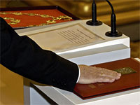 Рукописную Конституцию РФ покажут в Петербурге