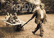 Когда у детей появились свои дети, Народный поэт оказался любящим дедом. Нарочь. 80-е годы.