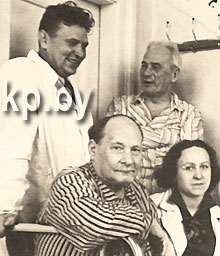 Очень редкое фото: Максим Танк (в халате) навещает в больнице Якуба Коласа (в пижаме). 1954 год.