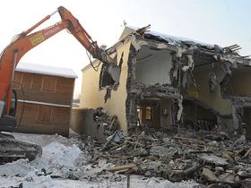 Снос дома. Фото: zem.ru Снос дома. Фото: zem.ru