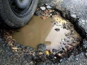 Яма на дороге. Фото: au66.ru Яма на дороге. Фото: au66.ru