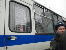 Автозак. Фото Анастасии Петровой/Каспаров.Ru Автозак. Фото Анастасии Петровой/Каспаров.Ru