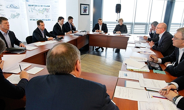 Совещание по вопросу подготовки к тестовым соревнованиям на олимпийских объектах Сочи в 2013 году. Фото с сайта Правительства РФ