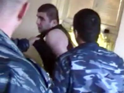Кадр из ролика об избиении заключенного. Фото с сайта newsru.com Кадр из ролика об избиении заключенного. Фото с сайта newsru.com