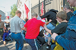 Комсомольцы не подпустили молодых медведей к офису партии.Фото Сергея Приходько (НГ-фото)