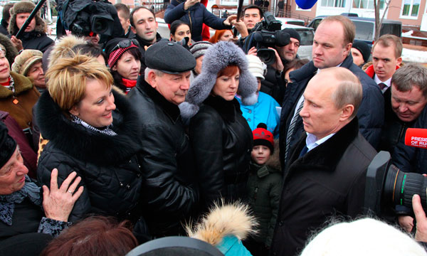 Президент России Владимир Путин во время общения с жителями Крымска. Фото ИТАР-ТАСС