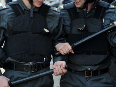 Полицейский с дубинкой. Фото: bbc.co.uk Полицейский с дубинкой. Фото: bbc.co.uk