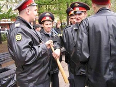 Полицейские с битой. Фото: intvua.com Полицейские с битой. Фото: intvua.com