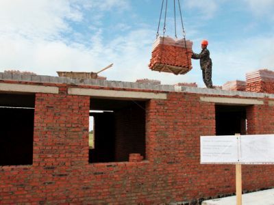 Строительство дома для пострадавших. Фото: Еao.ru (с) Строительство дома для пострадавших. Фото: Еao.ru (с)