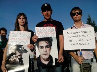 В защиту Мэнсона. Фото: info.sibnet.ru В защиту Мэнсона. Фото: info.sibnet.ru