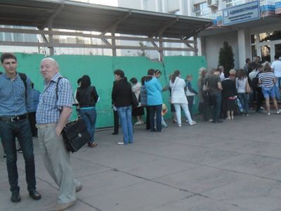 Группа досрочно голосующих и ее кураторы. Фото: Валерий Павлюкевич, Каспаров.Ru Группа досрочно голосующих и ее кураторы. Фото: Валерий Павлюкевич, Каспаров.Ru