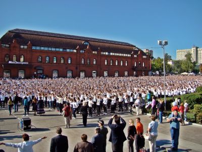 Массовые танцы. Фото: Виктор Шамаев, Каспаров.Ru Массовые танцы. Фото: Виктор Шамаев, Каспаров.Ru