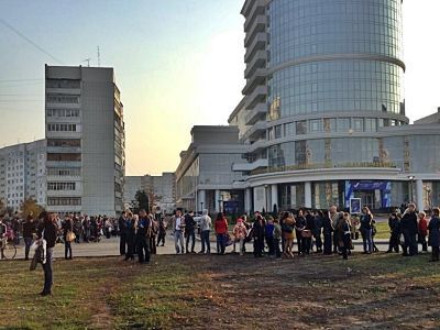 В ожидании президента. Фото: Виктор Шамаев, Каспаров.Ru В ожидании президента. Фото: Виктор Шамаев, Каспаров.Ru