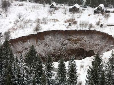 Провал грунта в Соликамске. Фото: Провал грунта в Соликамске. Фото: