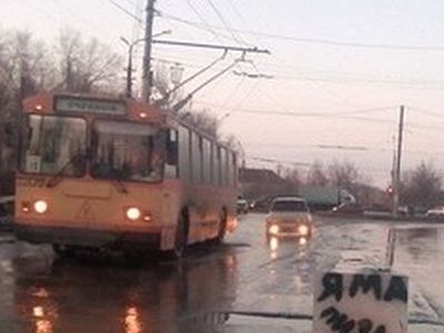 Плакат у ямы на дороге. Фото: группа Плакат у ямы на дороге. Фото: группа